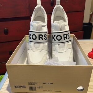 Michael Kors White Sneakers Sleek Athletic Design